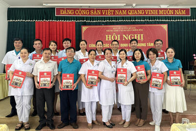 Đ/c Ha Thi Bich Ngoc chụp anh luu niem cung cac dong chi vua duoc bo nhiem