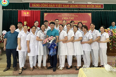 Đ/c Đạo cùng các BS, Điều dưỡng các khoa phòng