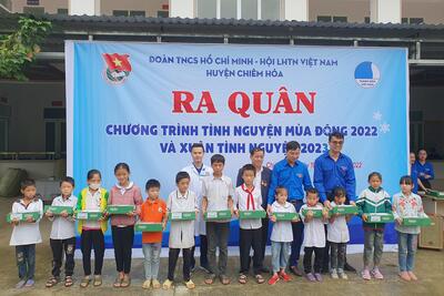 BS_Ma_Doan_Dong_tang_qua_cho_cac_em_nho_xa_Trung_Ha_7e8f2f2b1e