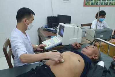 Bac_sy_Luc_Van_Giang_dang_sieu_am_bung_cho_benh_nhan_1bdbe03e21