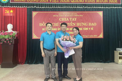 Đ/c Đạo chụp ảnh lưu niệm cùng đ/c Cường, đ/c Ngọc