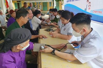 Cac_dieu_duong_vien_dang_do_huyet_ap_cho_benh_nhan_7c48803e21