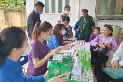 Cap__phat_thuoc_mien_phi_cho_nguoi_dan_c661373fe0