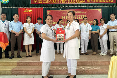 Dong_chi_Ha_Thi_Bich_Ngoc_trao_QD_cho_dong_chi_Bui_Thi_Thanh_Que_56d4a4575b