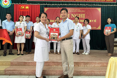 Dong_chi_Ha_Thi_Bich_Ngoc_trao_QD_cho_dong_chi_Doan_Manh_Tien_4662cc6c35