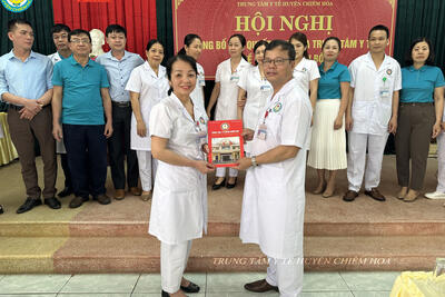 Dong_chi_Ha_Thi_Bich_Ngoc_trao_QD_cho_dong_chi_Ha_Duc_Son_d514d622db