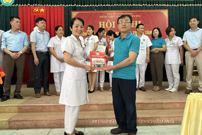 Dong_chi_Ha_Thi_Bich_Ngoc_trao_QD_cho_dong_chi_Hoang_Van_Son_b86a5ba09f