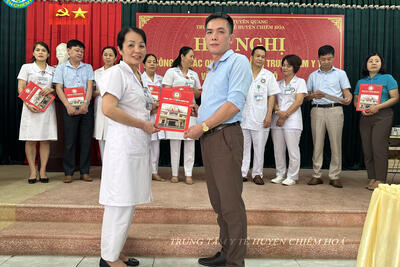 Dong_chi_Ha_Thi_Bich_Ngoc_trao_QD_cho_dong_chi_Luc_Van_Giang_1ed03d21e1