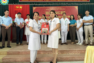 Dong_chi_Ha_Thi_Bich_Ngoc_trao_QD_cho_dong_chi_Luu_Thi_Thu_Thao_f26aaa91e3