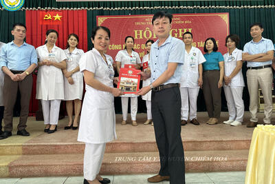 Dong_chi_Ha_Thi_Bich_Ngoc_trao_QD_cho_dong_chi_Ma_Cong_Cu_a64735ef61