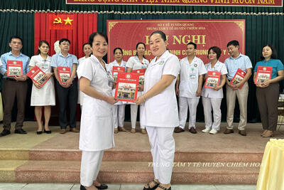 Dong_chi_Ha_Thi_Bich_Ngoc_trao_QD_cho_dong_chi_Mai_Thi_Hang_e2b1e7b3bf