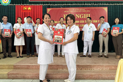 Dong_chi_Ha_Thi_Bich_Ngoc_trao_QD_cho_dong_chi_Ngo_Thu_Thuy_cafa4e2d43