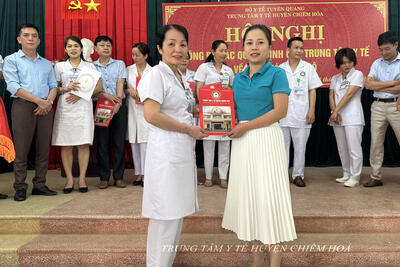 Dong_chi_Ha_Thi_Bich_Ngoc_trao_QD_cho_dong_chi_Nguyen_Dieu_Linh_2b01a6bc19