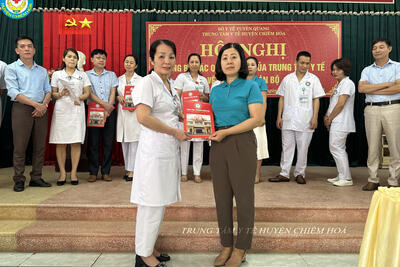 Dong_chi_Ha_Thi_Bich_Ngoc_trao_QD_cho_dong_chi_Nguyen_Minh_Hai_fd70d7aaee