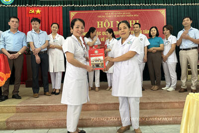 Dong_chi_Ha_Thi_Bich_Ngoc_trao_QD_cho_dong_chi_Nguyen_Thi_Hien_ce6f92d259