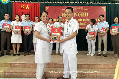 Dong_chi_Ha_Thi_Bich_Ngoc_trao_QD_cho_dong_chi_Quan_Thanh_To_a5f7a2cc8c