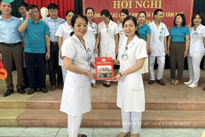 Dong_chi_Ha_Thi_Bich_Ngoc_trao_QD_cho_dong_chi_Truong_Thi_Viet_Hang_92e87bf540