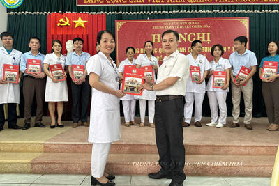 Dong_chi_Ha_Thi_Bich_Ngoc_trao_quyet_dinh_cho_dong_chi_Ha_Tien_Khoa_fcd355e1c7