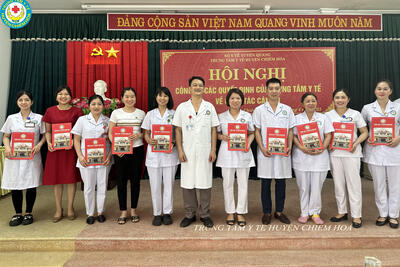 Dong_chi_Pham_Chi_Cuong_chup_anh_luu_niem_cung_cac_dong_chi_dieu_duong_truong_cac_khoa__phong_d03ecf36d6