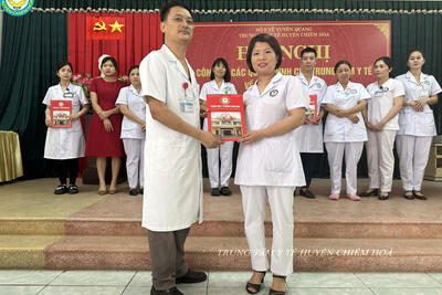 Dong_chi_Pham_Chi_Cuong_trao_QD_cho_dong_chi_Bui_Thi_Van_d9730ecd7c