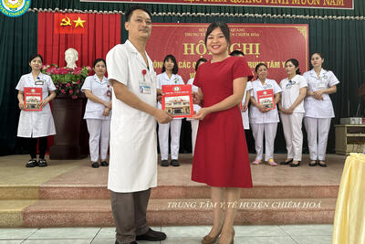 Dong_chi_Pham_Chi_Cuong_trao_QD_cho_dong_chi_Ha_Thi_Thu_Huong_0ad39ea6d0