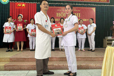 Dong_chi_Pham_Chi_Cuong_trao_QD_cho_dong_chi_Hoang_Thi_Hue_25cb9f137a