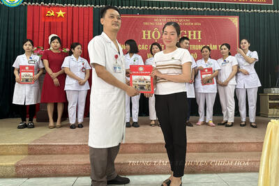 Dong_chi_Pham_Chi_Cuong_trao_QD_cho_dong_chi_Ma_Thi_Nga_af23f16c3c