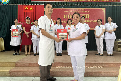 Dong_chi_Pham_Chi_Cuong_trao_QD_cho_dong_chi_Nguyen_Thi_To_Lan_a260e9cf72