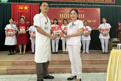 Dong_chi_Pham_Chi_Cuong_trao_QD_cho_dong_chi_Ta_Thi_Hang_c6ce73c7c7