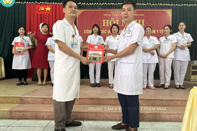 Dong_chi_Pham_Chi_Cuong_trao_QD_cho_dong_chi_Vu_Dinh_Cuong_d4c982242d