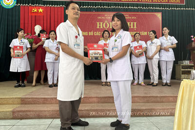 Dong_chi_Pham_Chi_Cuong_trao_QD_cho_dong_chi_Vu_Thi_Thanh_Nhan_e08d4a8306