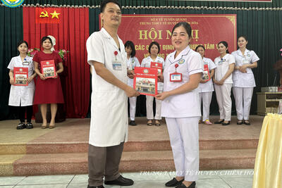 Dong_chi_Pham_Chi_Cuong_trao_QD_cho_dong_chi_Vuong_Thi_Mao_493310de6a