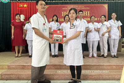 Dong_chi_Pham_Chi_Cuong_trao_quyet_dinh_cho_dong_chi_Nguyen_Phuong_Thao_f1739ec8a3