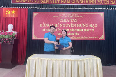 Đ/c Đạo và Đ/c Ngọc ký chuyển giao QLTT