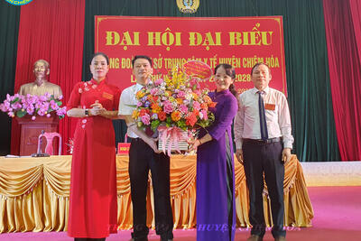 Lanh_dao_TTYT_tang_hoa_DH