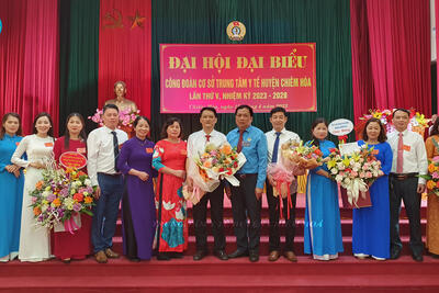 Ld_Cong_doan_nganh_Y_te__LD_TTYT_tang_hoa_chuc_mung_BCH_khoa_moi