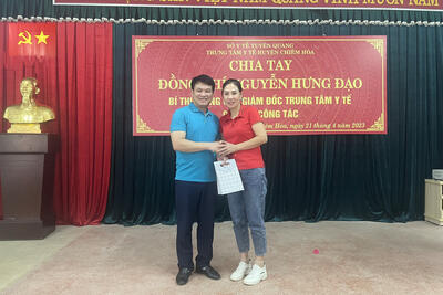 Đ/c Đạo chụp ảnh lưu niệm cùng đ/c Ái