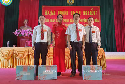 Tang_qua_cac_d_c_trong_BCH_khoa_cu_khong_tham_gia_BCH_khoa_moi