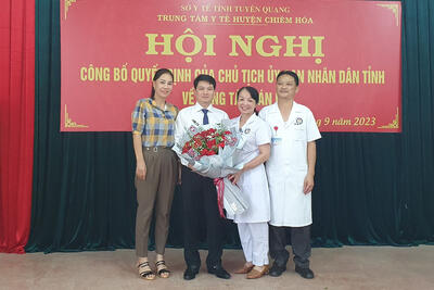 BGD_TTYT_huyen_Chiem_Hoa_tang_hoa_chuc_mung_dong_chi_Ha_Van_Linh_07e6d6d3b9