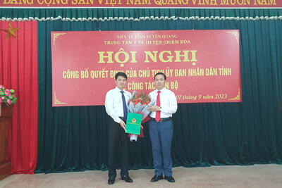 Bac_si_CKII_Nguyen_Thanh_Hung__Giam_doc_So_Y_te_trao_Quyet_dinh_bo_nhiem_cho_dong_chi_Ha_Van_Linh_31d4c6d3b9