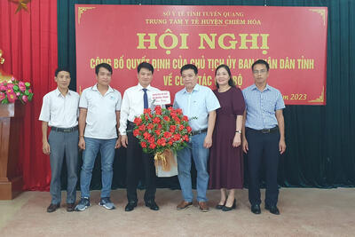 Can_bo_benh_vien_Da_khoa_tinh_Tuyen_Quang_tang_hoa_chuc_mung_dong_chi_Ha_Van_Linh_7c69b6d3b9