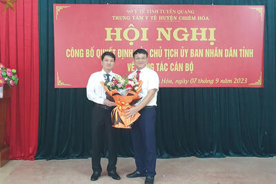 Dong_chi_Nguyen_Hung_Dao_-_Giam_doc_Benh_vien_da_khoa_tinh_Tuyen_Quang_tang_hoa_chuc_mung_dong_chi_Ha_Van_Linh__f61a0b7ef5