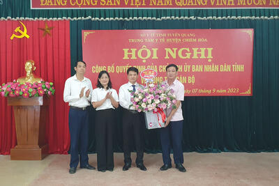 Lanh_dao_Huyen_Uy__HDND__UBND_huyen_Chiem_Hoa_tang_hoa_chuc_mung_dong_chi_Ha_Van_Linh_717156d3b9