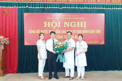 Lanh_dao_cac_khoa_phong_TTYT_huyen_Chiem_Hoa_tang_hoa_chuc_mung_dong_chi_Ha_Van_Linh_3d8906d3b9