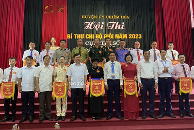 Chụp ảnh lưu niệm cùng Ban tổ chức