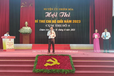 Đ/c Hà Đức Sơn tham gia phần thi tình huống