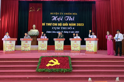 Đ/c Hà Đức Sơn tham gia phần thi trắc nghiệm