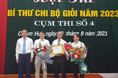 Đồng chí sơn chụp ảnh lưu niệm cùng Lãnh đạo Huyện uỷ và Lãnh đạo TTYT