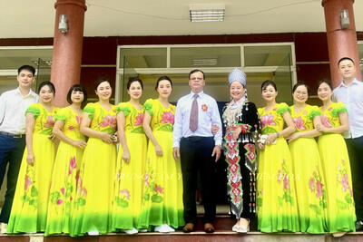 Chụp ảnh lưu niệm cùng đội múa