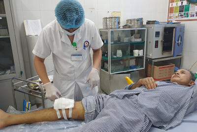 Thay băng cho bệnh nhân